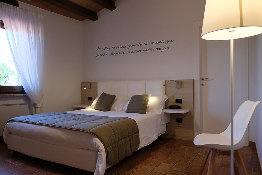 Отель Relais Madonna Di Campagna Бастия-Умбра Экстерьер фото